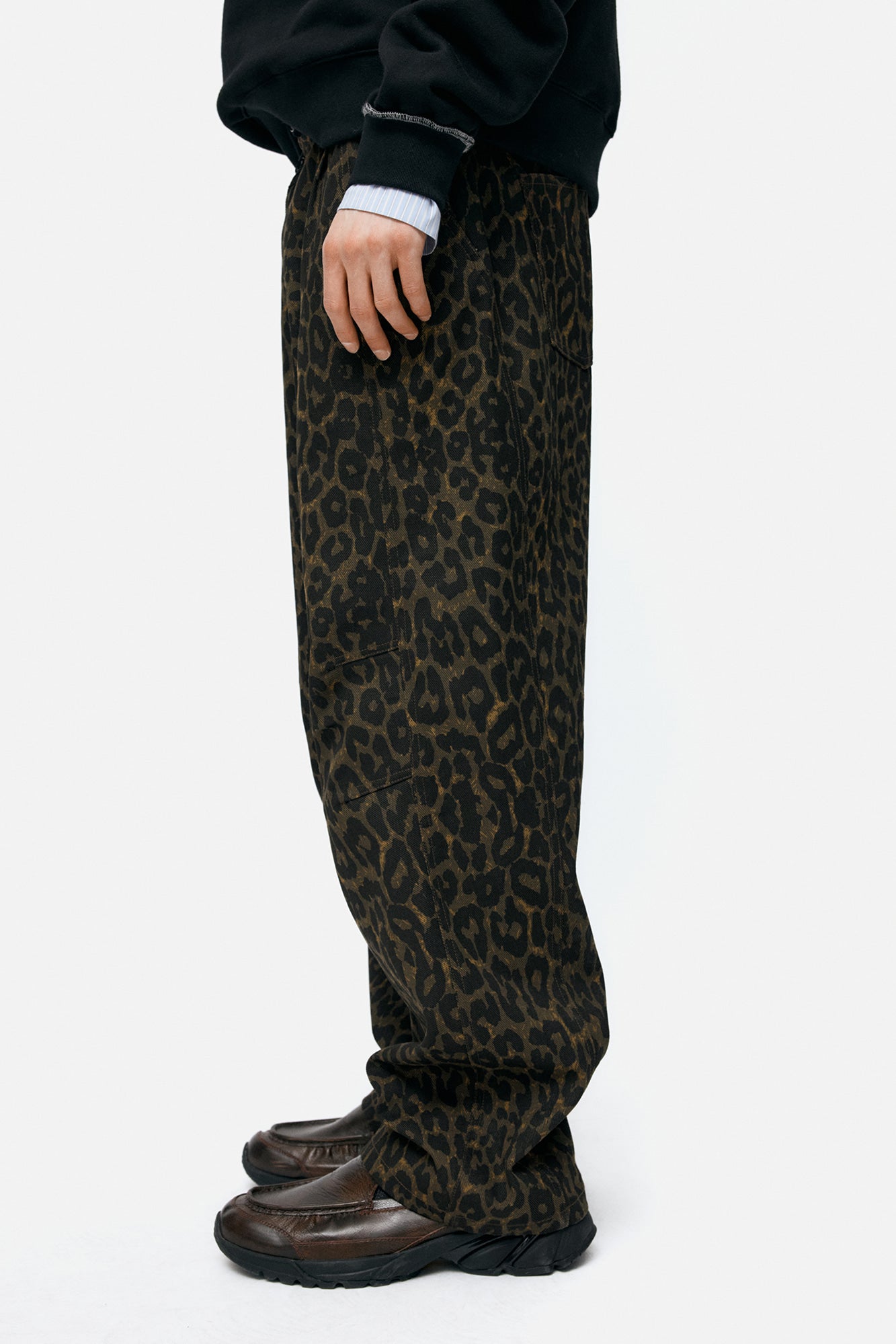 Andersson Bell - Crossover Carpenter Wide-Leg Jeans (Khaki) product image 6 | TRAB K-Fashion Australia