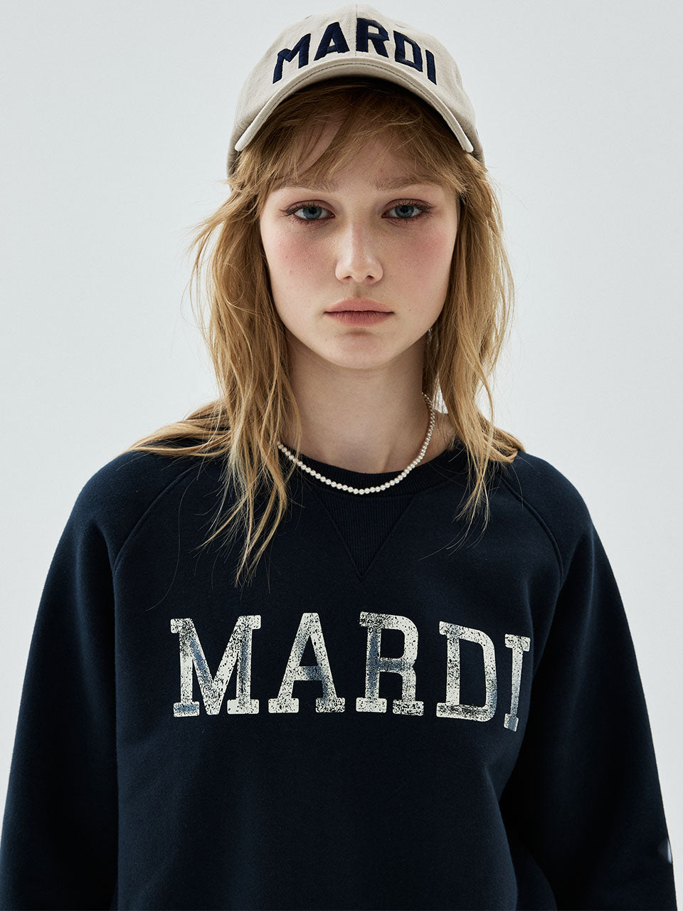 Mardi Mercredi - Cropped Sweatshirt Raglan Mardi Serif Logo (Navy Ivory) product image 1 | TRAB K-Fashion Australia