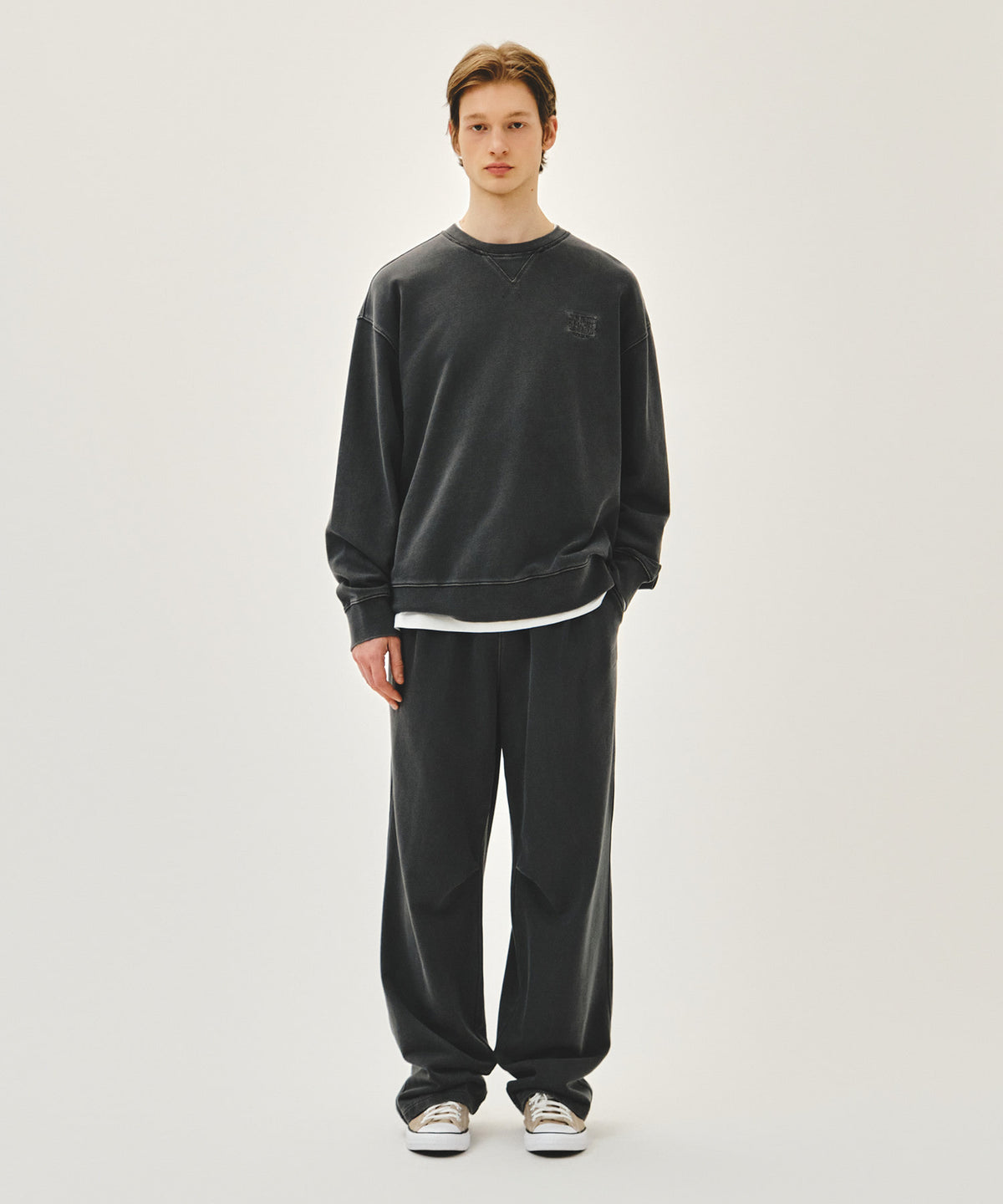 Marithe & Francois Girbaud - Outline Classic Logo Dyeing Tuck Wide Sweat Pants (Charcoal) product image 3 | TRAB K-Fashion Australia
