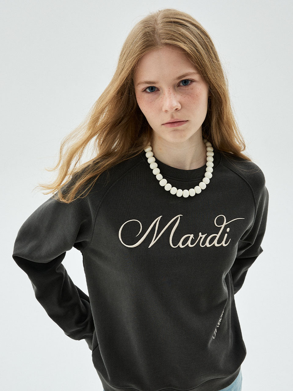 Mardi Mercredi - Sweatshirt Raglan Script Logo Needlework (Black Cream) product image 1 | TRAB K-Fashion Australia