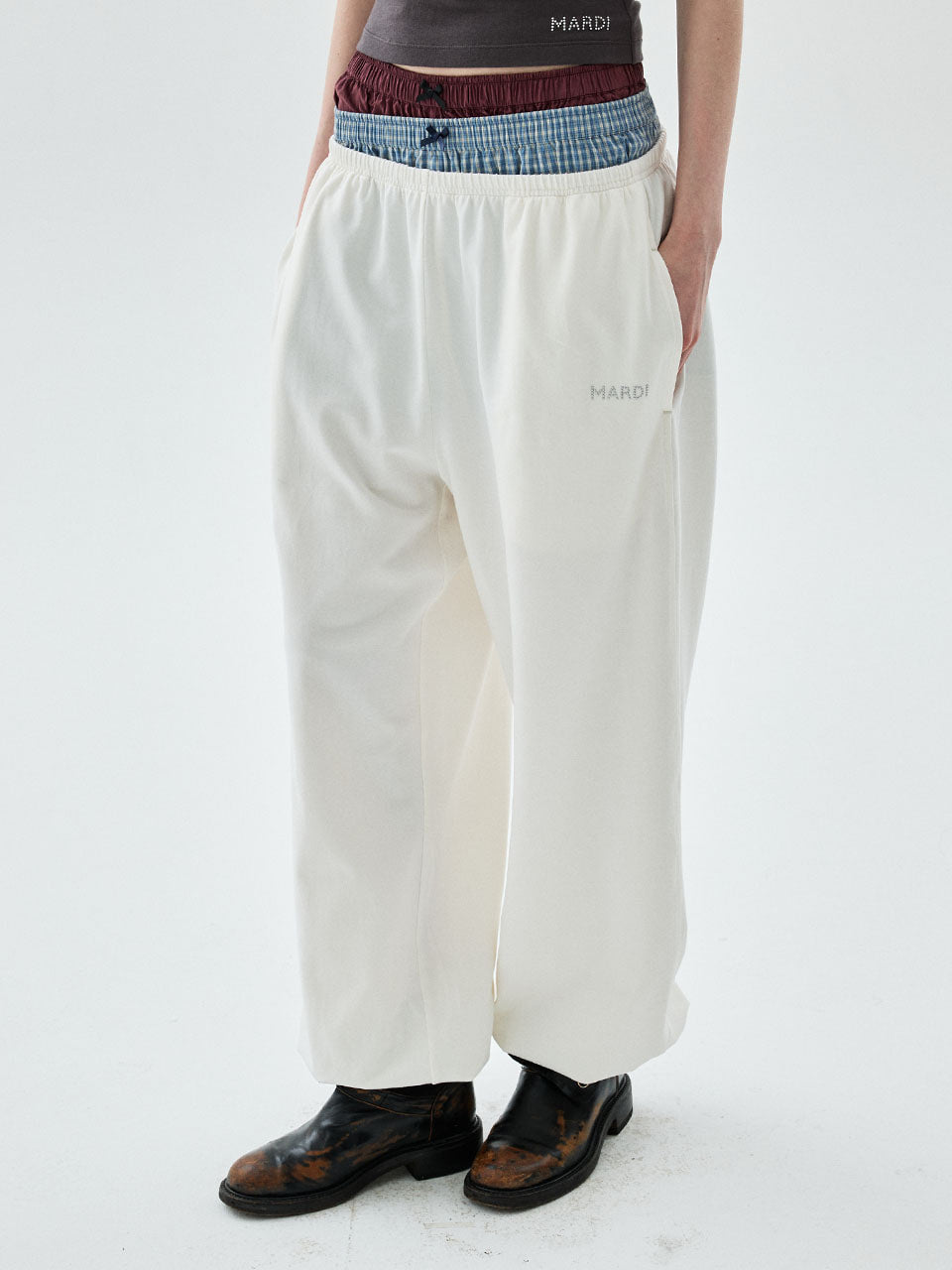 Mardi Mercredi - Jogger Pants Mardi Logo Hotfix (Ivory) product image 1 | TRAB K-Fashion Australia
