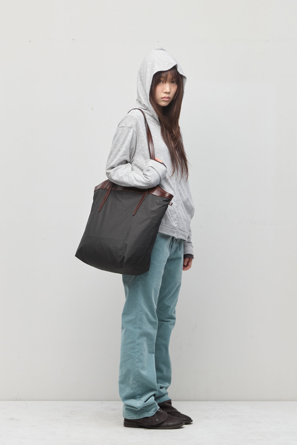 Hatchingroom - Arrow Tote Pig (Dyed Charcoal) product image 15 | TRAB K-Fashion Australia