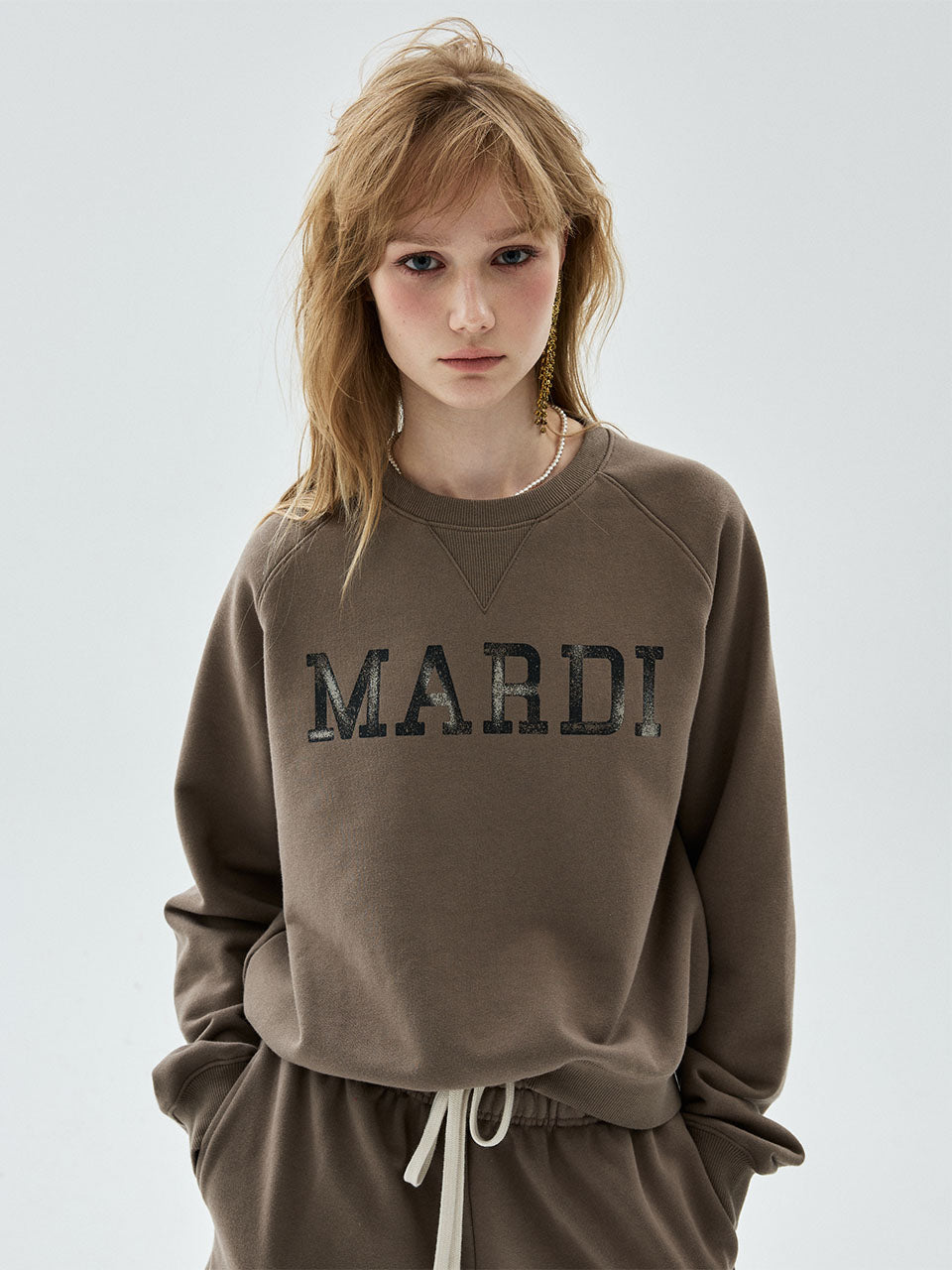 Mardi Mercredi - Cropped Sweatshirt Raglan Mardi Serif Logo (Taupe Black) product image 1 | TRAB K-Fashion Australia