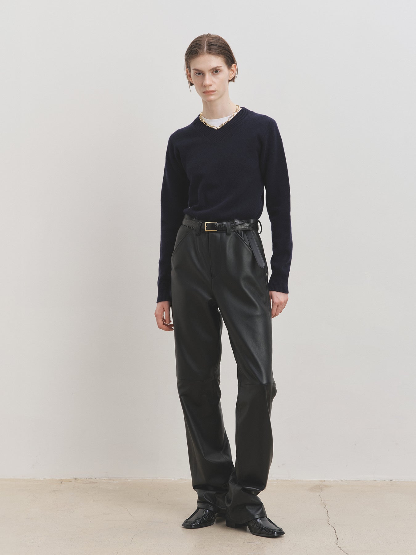 Tonywack - Cropped V-Neck Wool Sweater (Navy) product image 2 | TRAB K-Fashion Australia